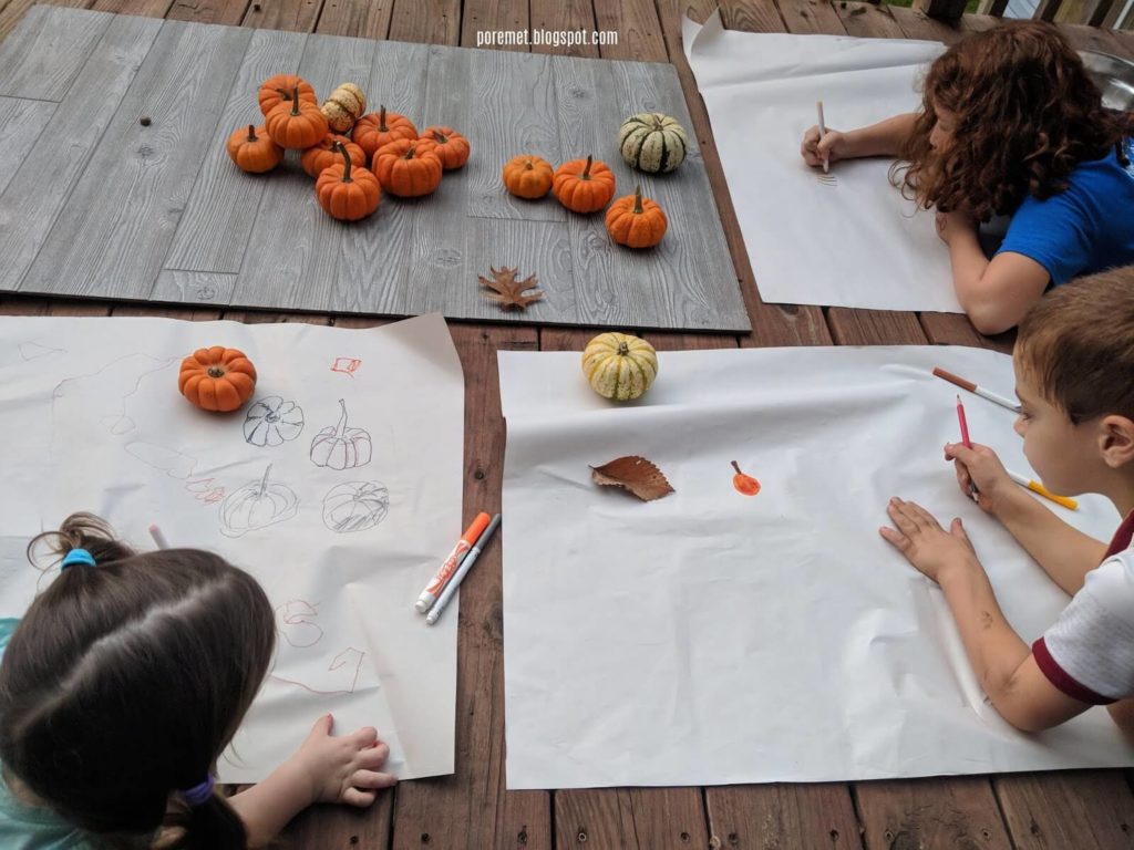 ילדים מציירים בשכיבה דלועים