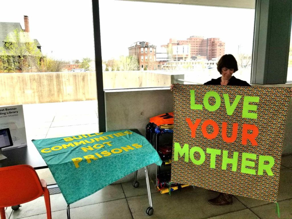 שלט תפור מבדים עם הכיתוב: love your mother