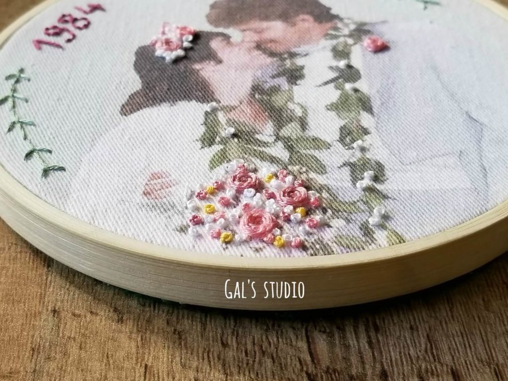 תקריב חישוק רקמה עם הדפסת תמונת חתונה משנת 1984 על בד, ורקמה ידנית של פרחים, 