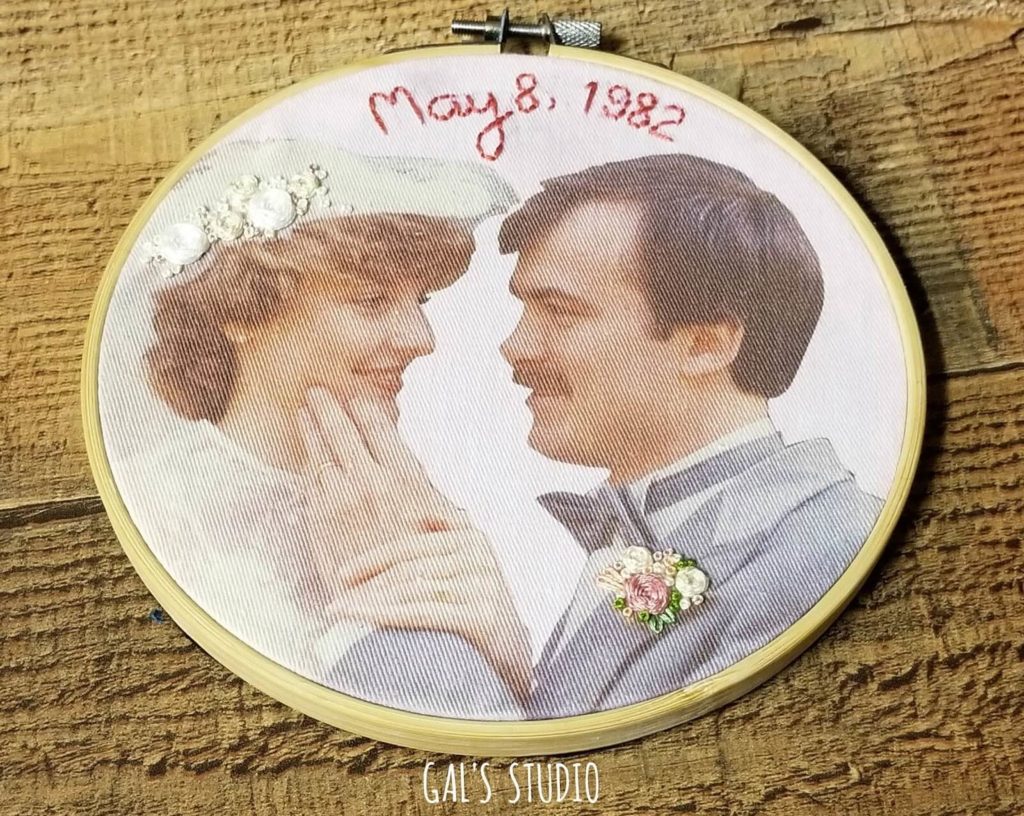 חישוק רקמה עם הדפסת תמונת חתונה על בד ורקמה ידנית של פרחים, משנת 1982